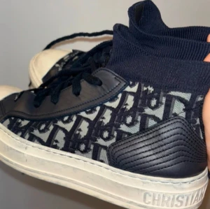 Dior skor - Hej säljer nu mina dior sneakers då dem ej kommer till användning längre