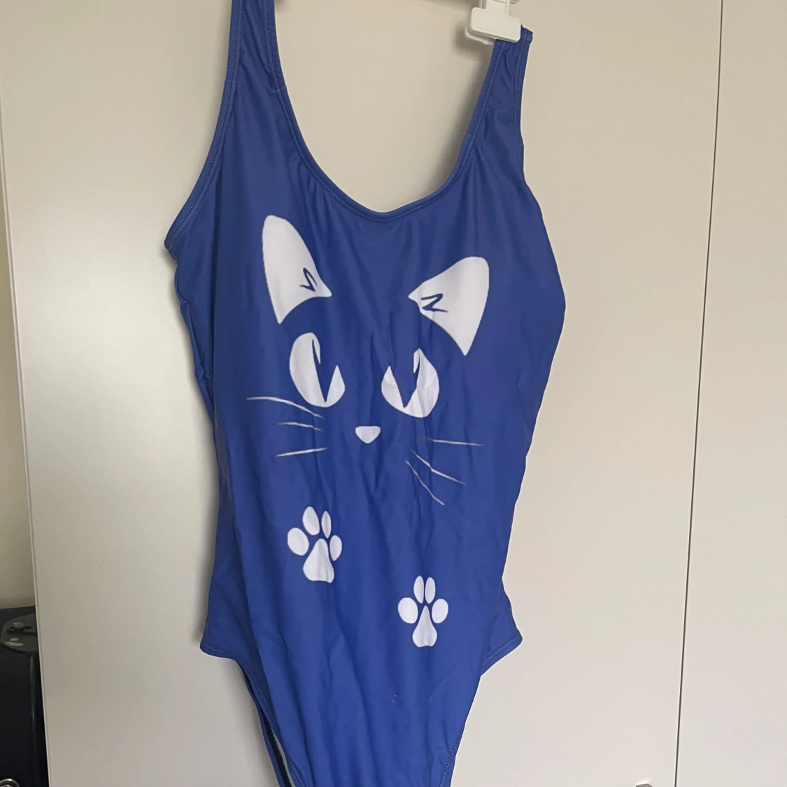 Blå baddräkt med kattmotiv - 2