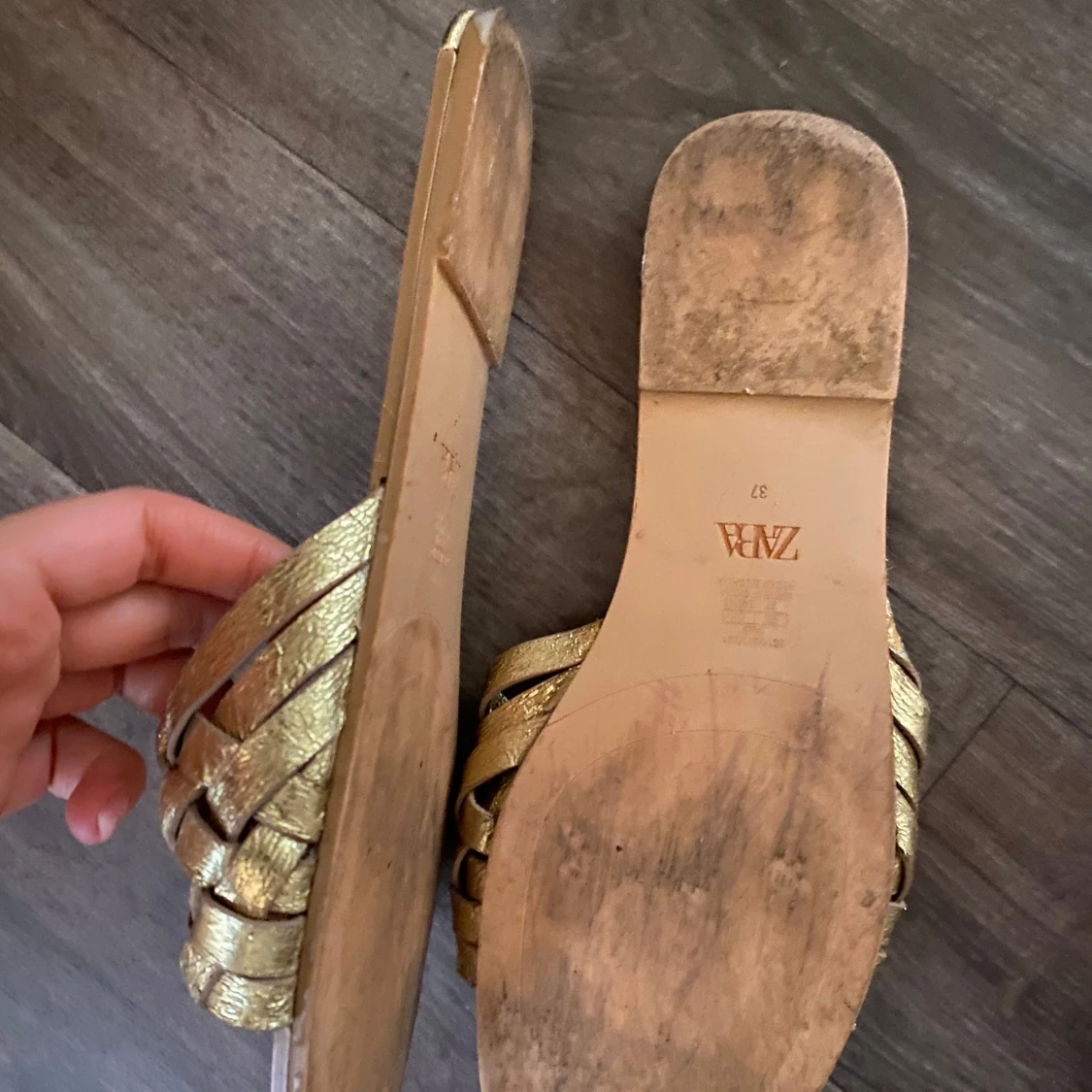 Guldiga flätade sandaler från Zara - 4