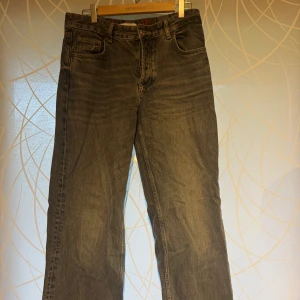 Baggy jeans  - snygga blå/grå baggy jeans från Zara. Dessa byxor är i storlek 38 och högmidjade. De är lite slitna där nere.💕