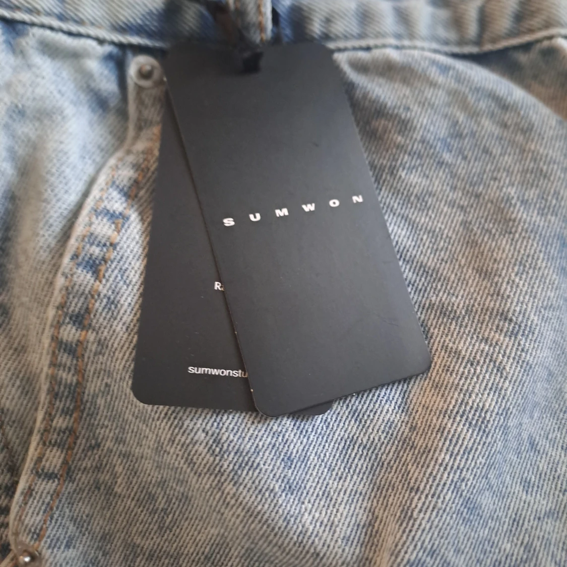 Ljusblå slitna jeans från Sumwon - 2