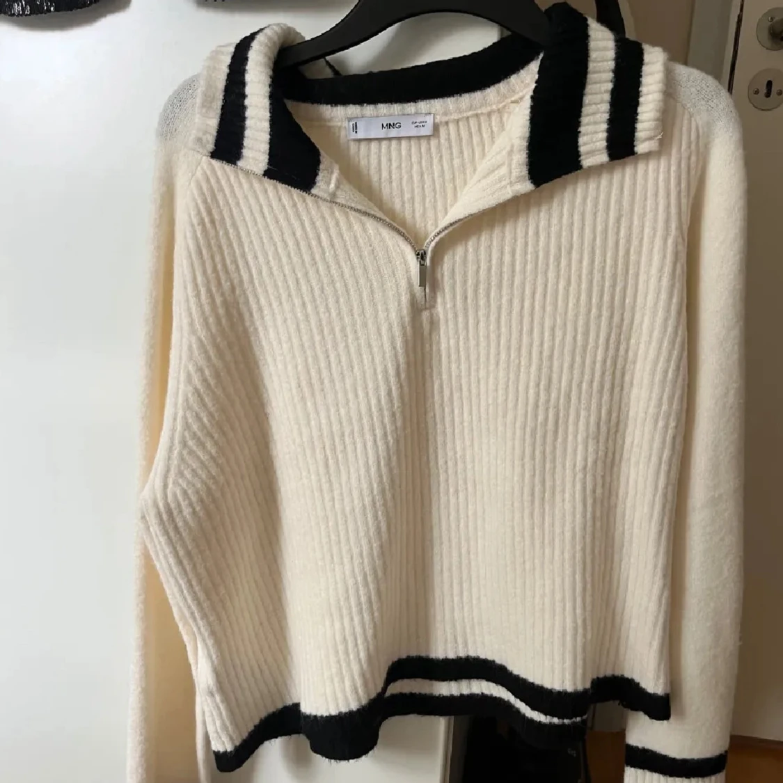 Vit stickad tröja med dragkedja