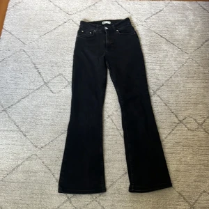Svarta bootcut jeans - Ett par svarta jeans från GinaTrecot. Köpta från Sellpy.