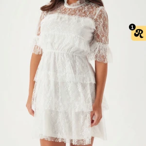 Studentklänning - Jättefin studentklänning från bubbleroom. Aldrig använd endast testad, prislapparna kvar. Ända är att det är sminkfläck på insidan vid kragen men ingenting som syns alls när man har på sig den. Nypris 699kr