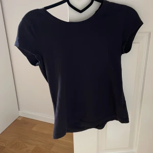 Svart t-shirt i bomull - Basic svart t shirt i 100% bomull från HM, storlek S