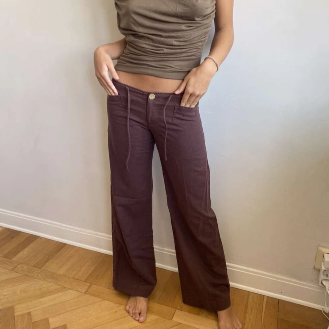 Bruna vida byxor med kontrastsömmar