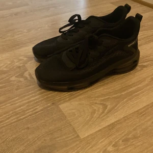 Jogging skor - Fina jogging skor som är jätte sköna. Inte använt så mycket. Storlek 43 ungefär.