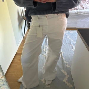 Vita wide leg jeans - Såå snygga jeans från zara. Har kvar prislapp. Aldrig använda. (2:a bilden är lånad) storlek 36🩷