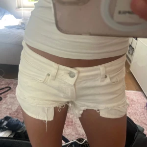 Vita lågmidja jeansshorts - Säljer ett par vita jeansshorts i storlek XS. De har låg midja!