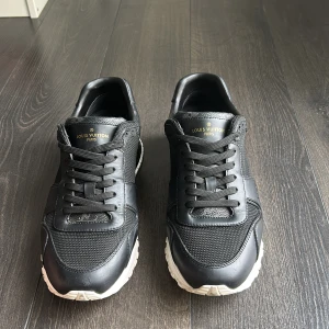 Louis Vuitton skor - Hej, jag säljer nu mina Louis Vuitton skor som är äkta då de inte passar mig längre. Det är storlek 41, har tyvärr inte box eller något utan bara skorna. Pris kan diskuteras vid affär