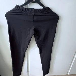 Svarta leggings från Esmara - Svarta leggings från Esmara med elastisk midja. Byxorna är tighta och gjorda i ett mjukt material som passar perfekt till vardags. Enkla att matcha med olika toppar och skor.
