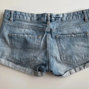 Lågmidjade jeansshorts - Supersnygga lågmidjade jeansshorts som tyvärr är för stora för mig💞 storlek 36 vilket motsvarar S. hör av er vid frågor 🤗pris kan alltid diskuteras 🫶🏼