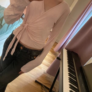 Rosa omlott tröja från Gina tricot - En jättefin ljusrosa tröja från Gina tricot, passar perfekt nu till sommaren. Den är lite skrynklig nu eftersom att den har legat i garderoben men går absolut att bara platta ut. Står storlek 158/164 på tröjan men går att knyta så att den skulle passa ändå. Skicka gärna om du skulle vilja ha fler bilder och priset går alltid att diskutera💕