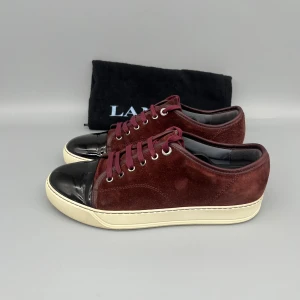 Lanvin Patent Cap Toe Vinröd | 40 - • Skorna är använda men har mycket kvar att ge  • Storlek: 40 | UK6 (passar storlek 41)  • Färg: Vinröd  • Nypris i butik: 5000SEK  • Dustbag medföljer 