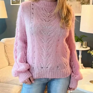 Super fin rosa tröja💕 - Jätte fin rosa tröja med fina detaljer som tyvärr inte kommer till användning