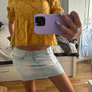 Ljusblå jeanskjol från Miss Sixty - Säljer en ljusblå jeanskjol . Kjolen är kort och har en snygg, figurnära passform💕💕💕