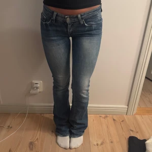 lågmidjade jeans - blå bootcut jeans!! såååå snygga verkligen 😍lowwaist 🫶modellen är 164😍