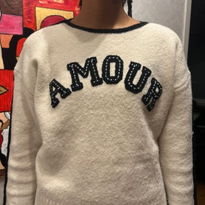 Amour tröja  -  Säljer denna tröja då jag inte använder den, den passar till allt och har väldigt fina detaljer❤️ var inte rädd att DMa dem kostar 800kr vill gärna sälja dem för 500-550 lr då dem är ny!