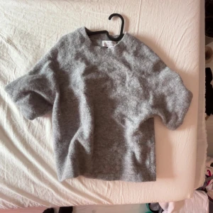 Grå stickad tröja från & Other Stories - Mysig grå stickad tröja från & Other Stories, enkel design med rund halsringning och mjukt material. Den är i mycket bra skick och i storlek xs. Skriv för fler bilder 💗