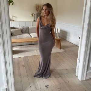 Balklänning - Super fin grå elegant långklänning, perfekt till bal eller andra festliga aktiviteter💕