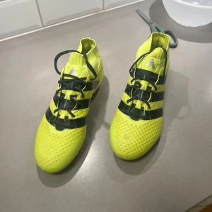 Gula fotbollsskor från Adidas - Säljer ett par gula fotbollsskor från Adidas, endast testade och var för små för mig, helt nya och går inte att få tag på mer i marknaden