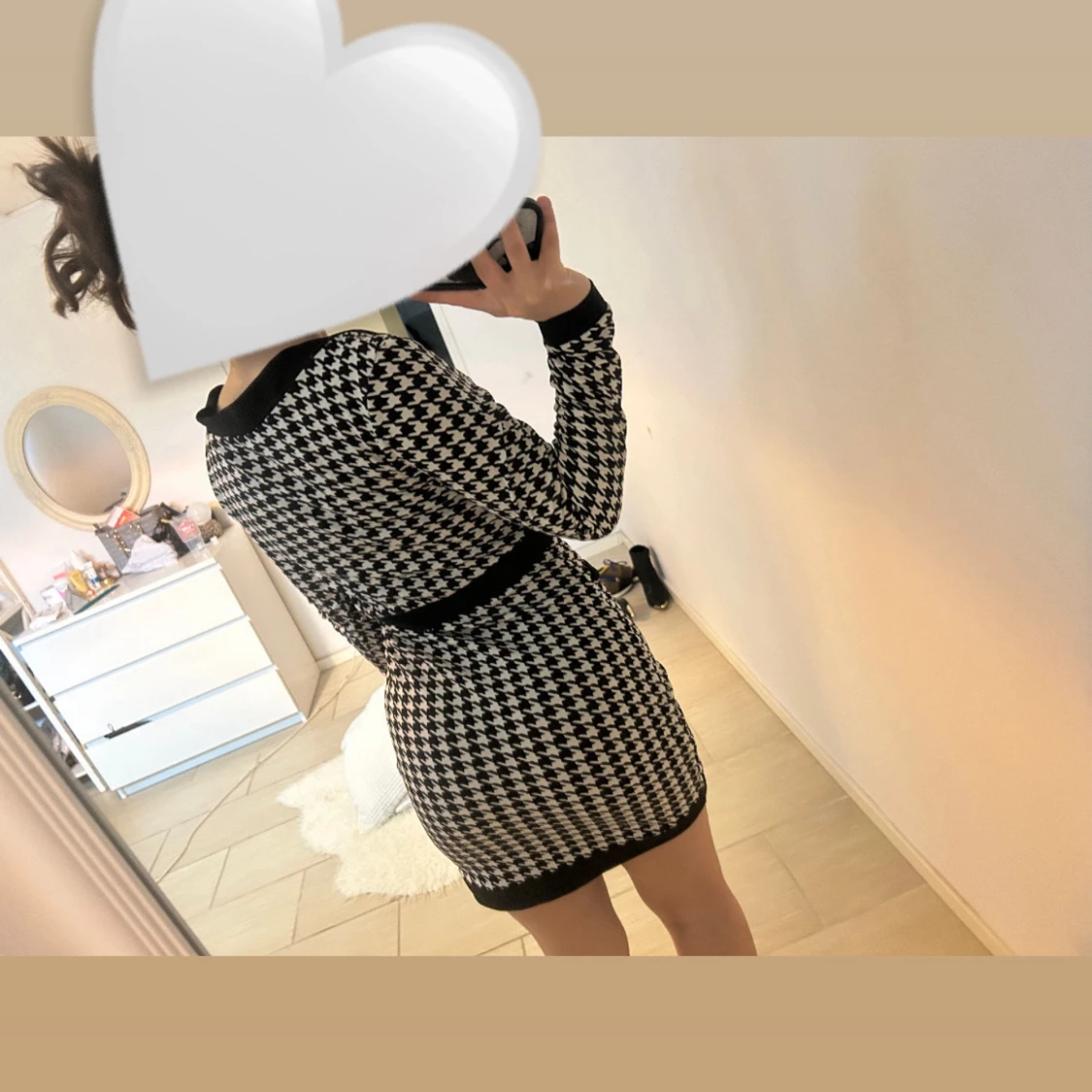 Svartvit rutig kortklänning med guldknappar - 4