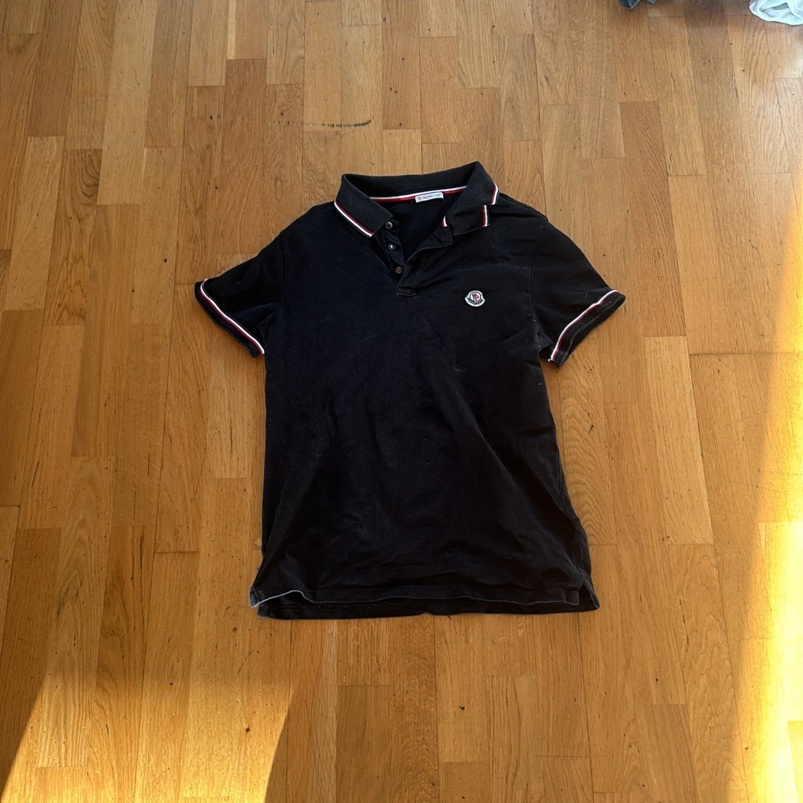 Svart pikétröja från Moncler