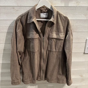 Overshirt manchester - Säljer en beige manchesterjacka från Selected Homme, använd ett fåtal gånger dvs väldigt gott skick. Gillar den verkligen men har tyvärr blivir för liten. Storlek L! Hör av er vid intresse!