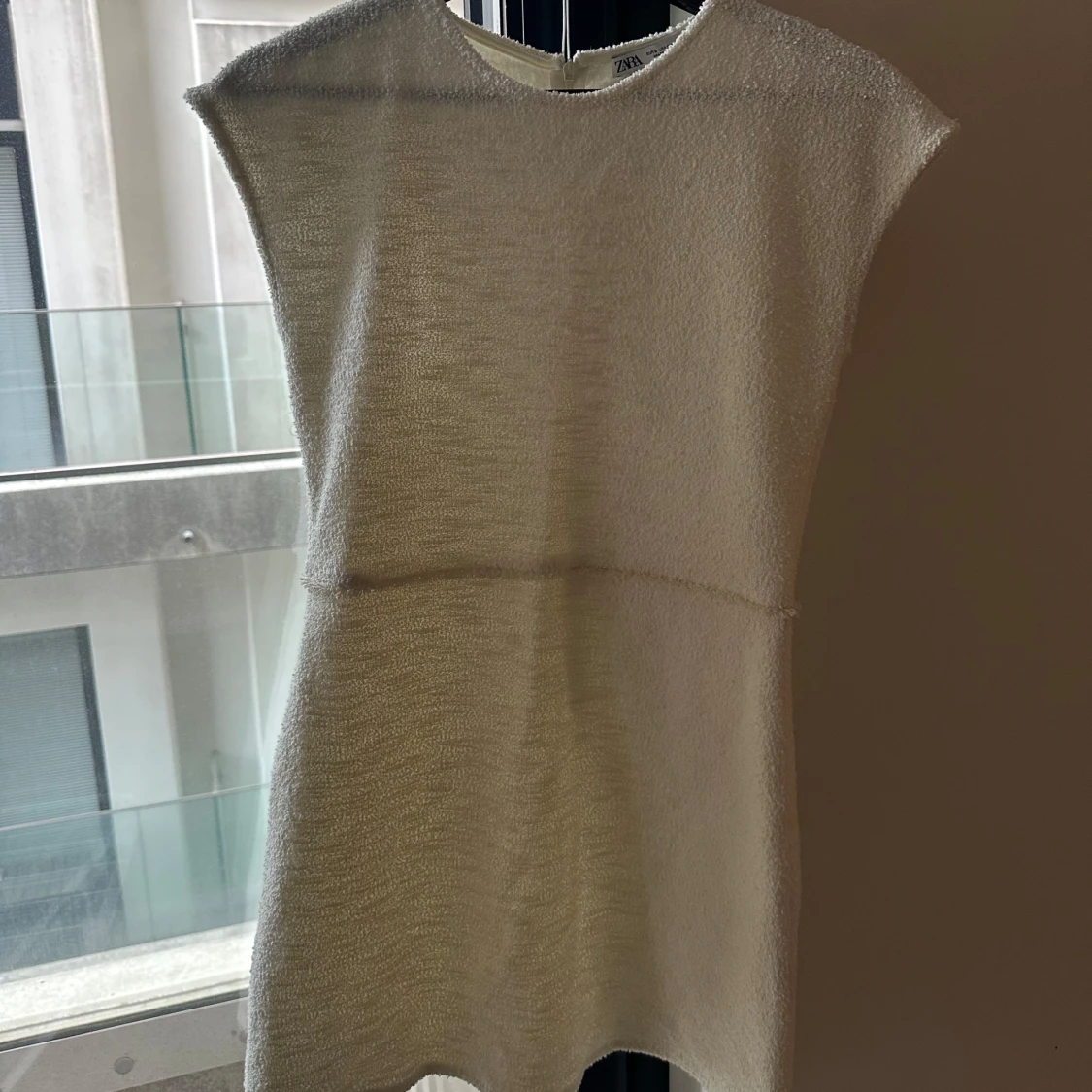 Vit ärmlös klänning i stickat material