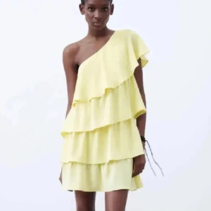 SÖKER! - Söker denna gula volangklänning från Zara i storlek S. Kan betala upp till 900kr för den!💗