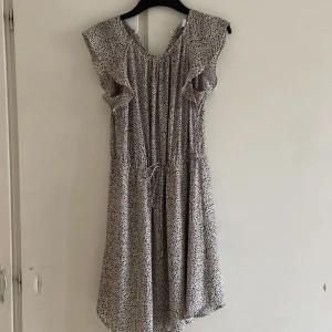 Vit och svart prickig klänning - Exakt som ny. Klänningen har aldrig använts. Perfekt för varma dagar❤️