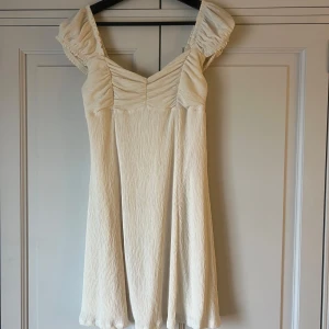 Klänning från Zara - Säljer en mycket fin sommarklänning som tyvärr inte kommer till användning. Helt ny från Gina tricot!