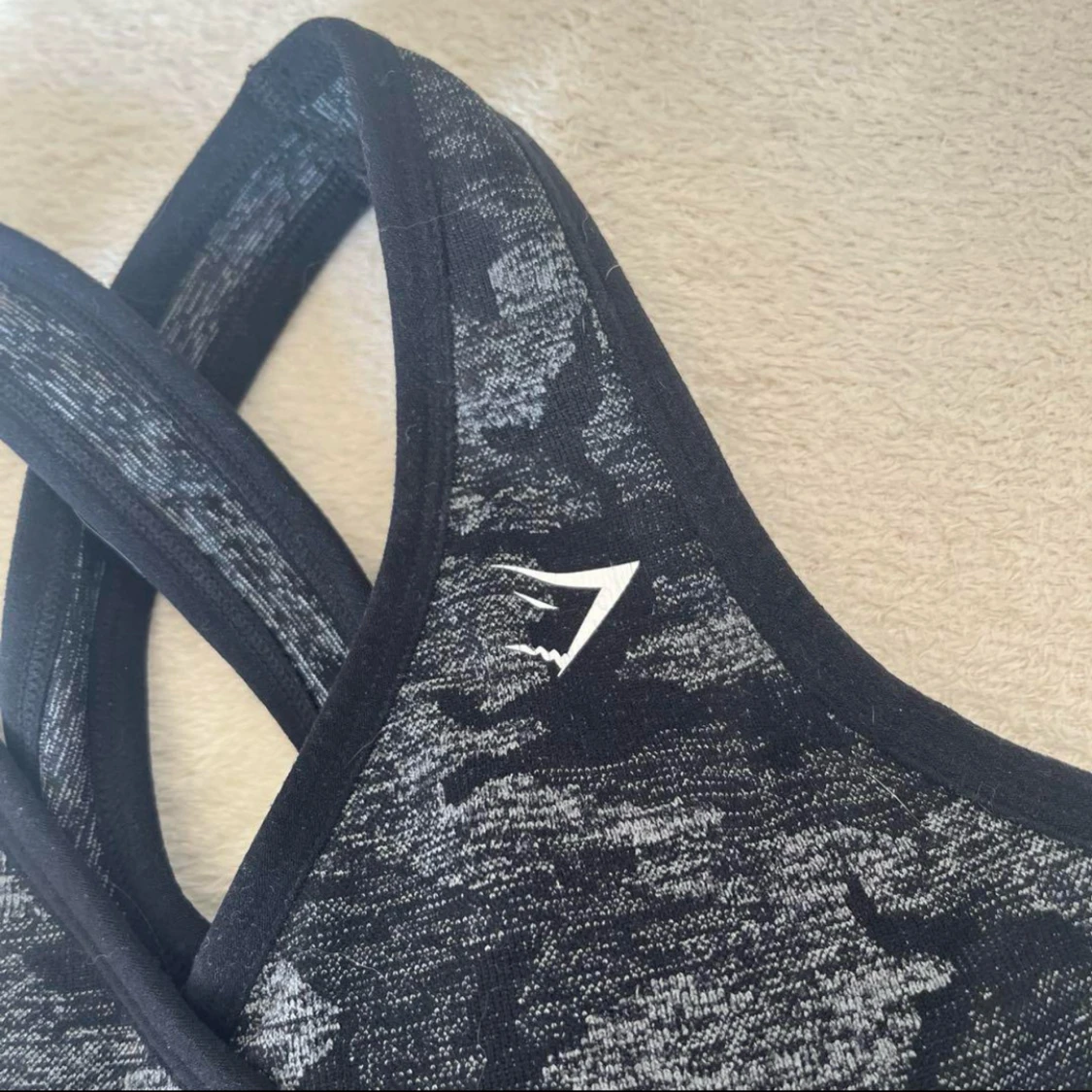 Svart och grå sport-bh från Gymshark  - 1