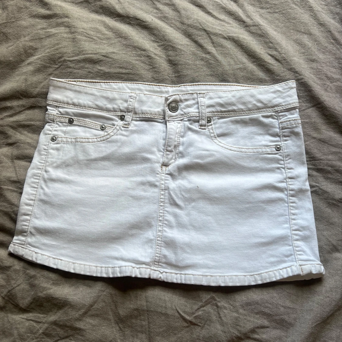 Vit lågmidjad jeanskjol