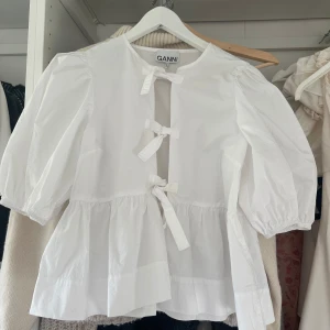 Blus  - Så söt blus från Ganni som tyvärr inte kommer till användning då den endast använts 1 gång🫶🏻🌸 i storlek S! 