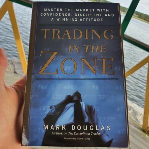 Trading in the Zone By Mark Douglas - En bok som hjälper dig att bemästra marknaden med självförtroende, disciplin och rätt attityd. Perfekt för unga vuxna som vill förstå tradingpsykologi och utveckla vinnande strategier på börsen.                                                                                                       "Trading in the Zone by Mark Douglas – Essential reading for mastering trading psychology and developing discipline.      