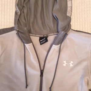 Hoodie - Hoodie från Under Armour. Inga byten 