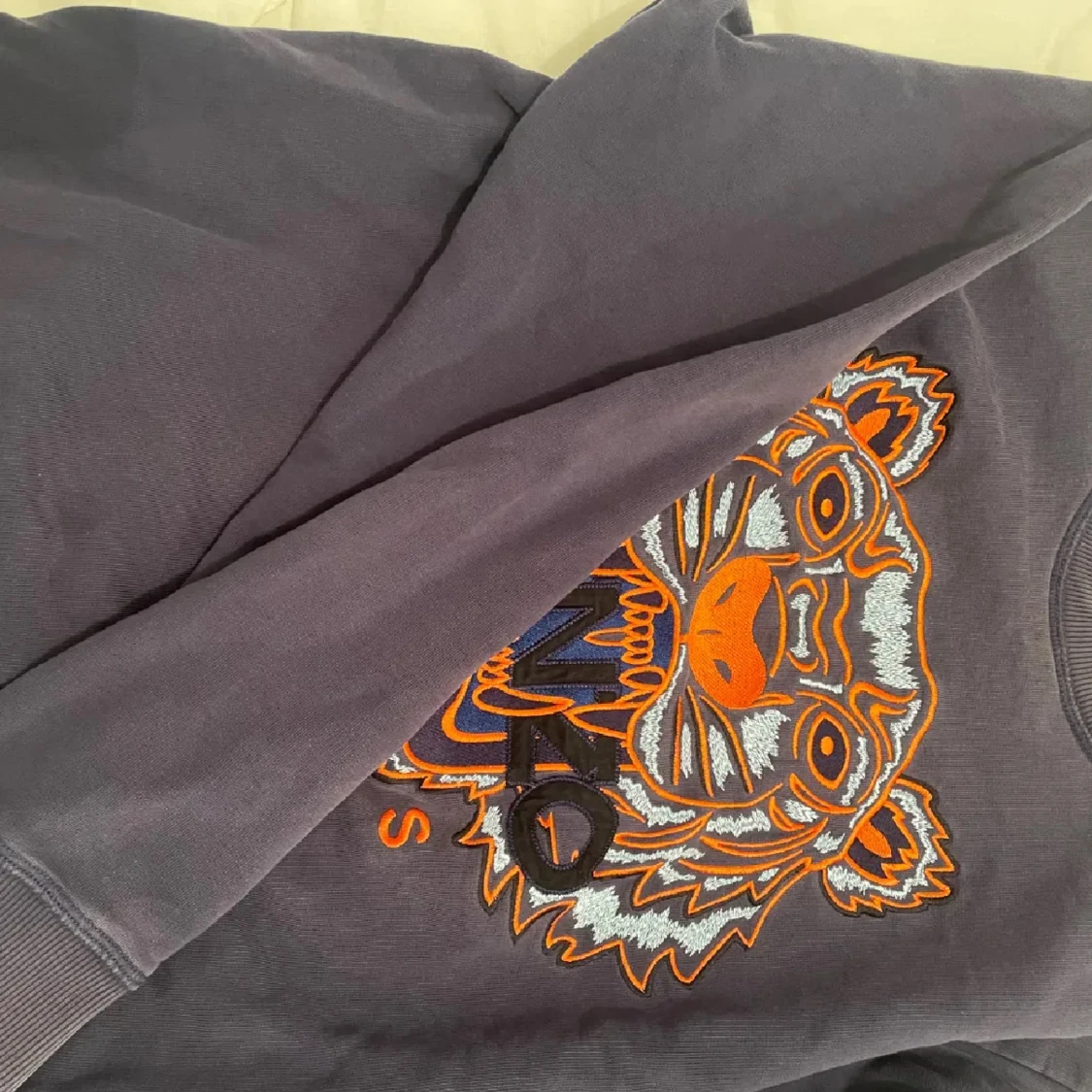 Mörk blå sweatshirt från Kenzo med tigerbroderi - 1