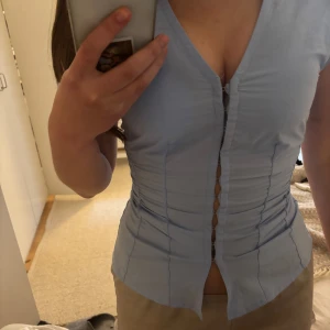 Skitsnygg topp från weekday!! - Säljer denna snygga korsettliknande topp från weekday. Den är endast använd 1 gång!! Kostade 400 kr nypris💓💓😇😇 storlek 34