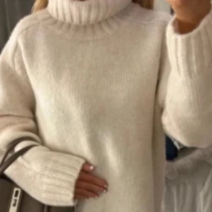 Vit stickad polotröja från H&M - Mysig vit stickad polotröja från H&M. Tröjan har hög polokrage och långa ärmar.Inga defekter använd en gång.Pris kan diskuteras,skriv för mer bilder💕