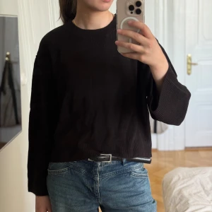 Svart stickad tröja från Gina Tricot - Säljer denna svarta stickade tröjan från H&M i storlek M, den är helt ny och aldrig använd och är i mycket bra skick!