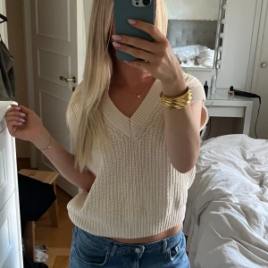 Vit stickad väst - Så snygg, passar också jättebra med en långärmat tight tröja under!