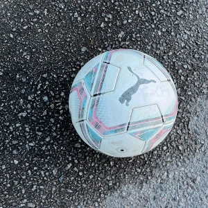 Vit fotboll från Puma - Säljer en vit fotboll från Puma med detaljer i blått och rött. Bollen har tryckt Puma-logga och texten 'TEAM FINAL 3'. Passar perfekt för matcher eller träning på planen.