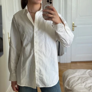 Vit skjorta från H&M - Säljer en vit skjorta från H&M i storlek XS. Den är knappt använd och är i mycket fint skick!