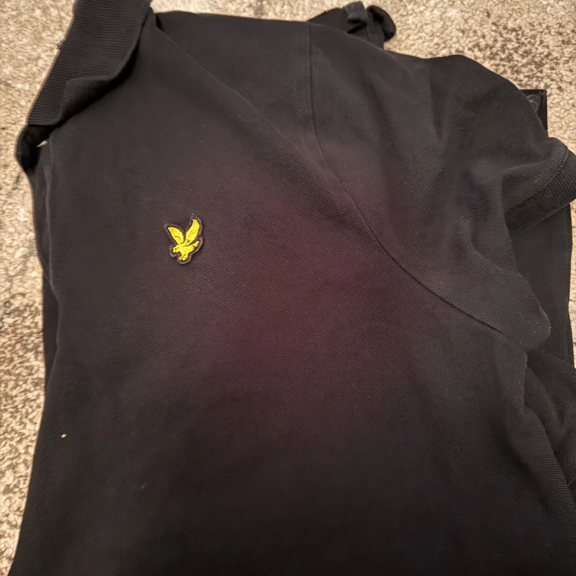 Svart pikétröja från Lyle & Scott - 2