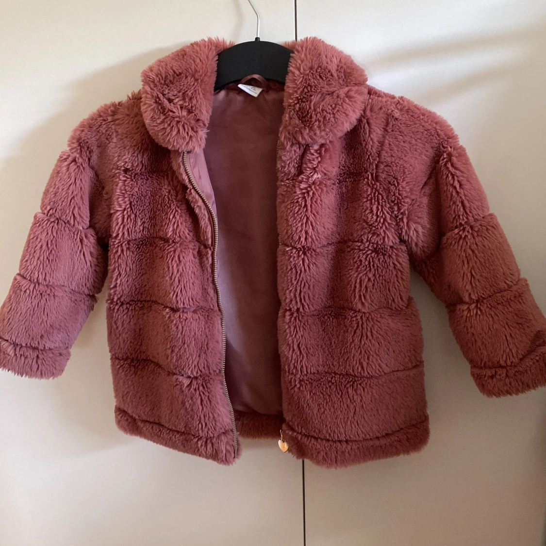 Rosa pälsjacka från Lindex Kids - 3