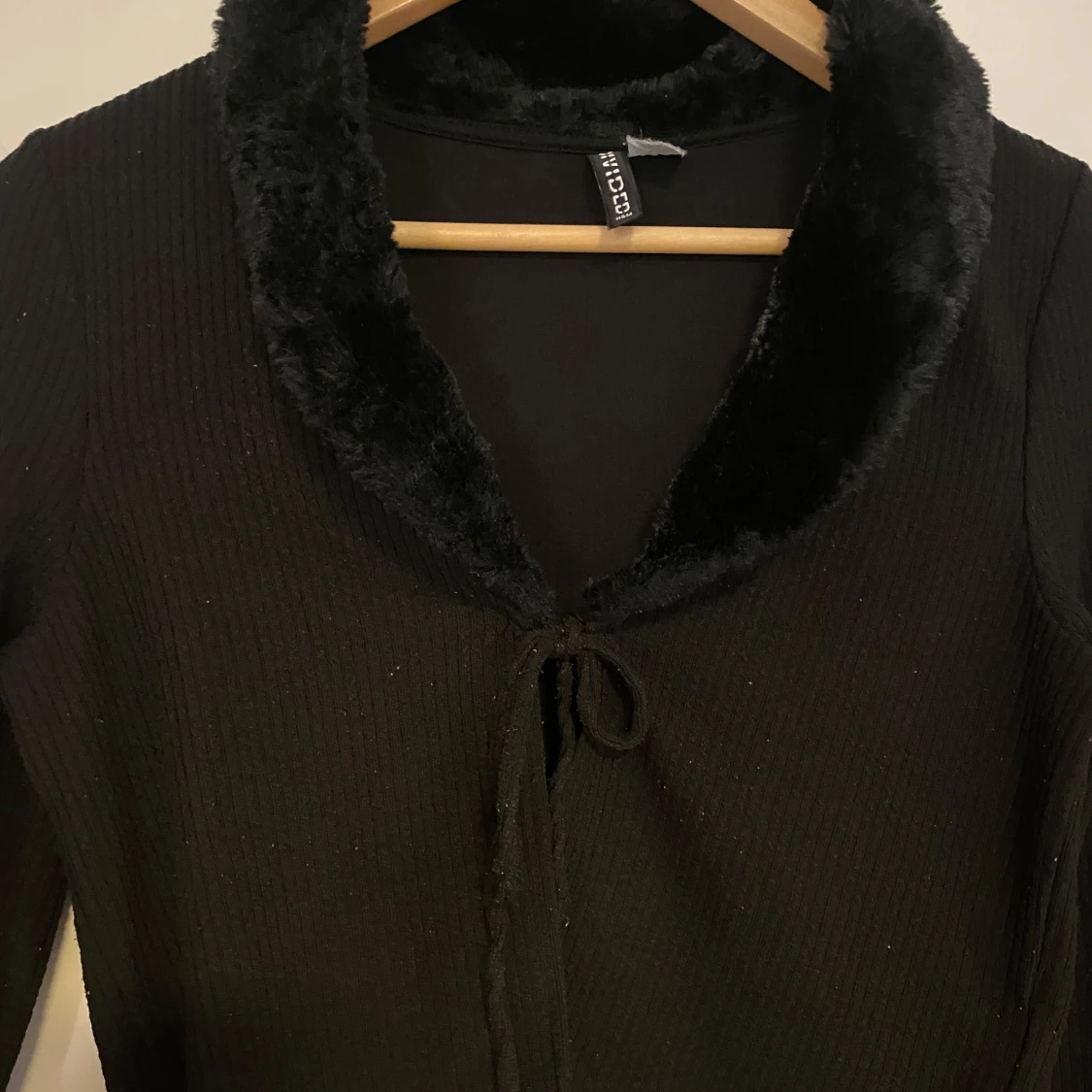 Svart croppad kofta med fuskpäls och knyt - 1