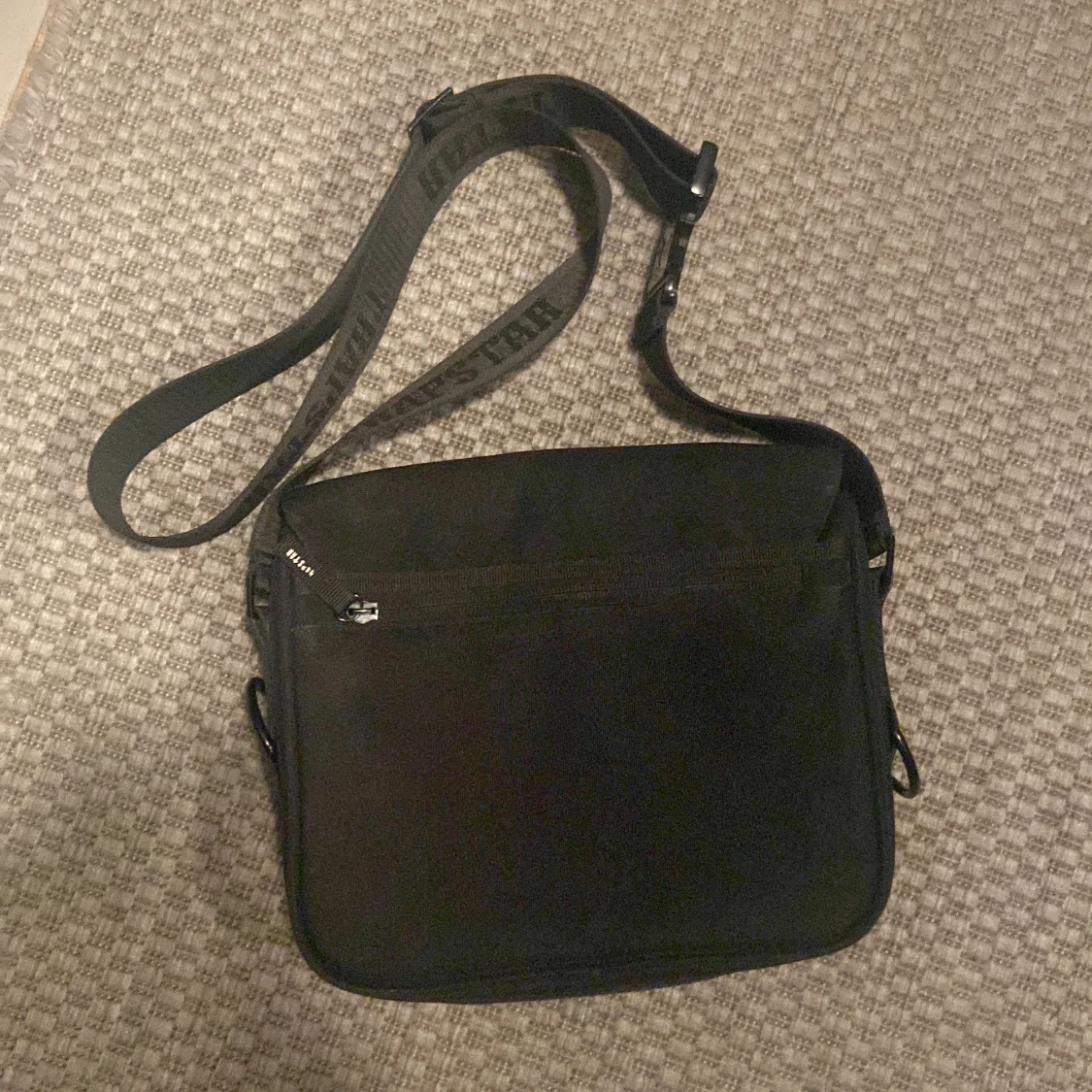 Svart axelväska med vit detalj - 1