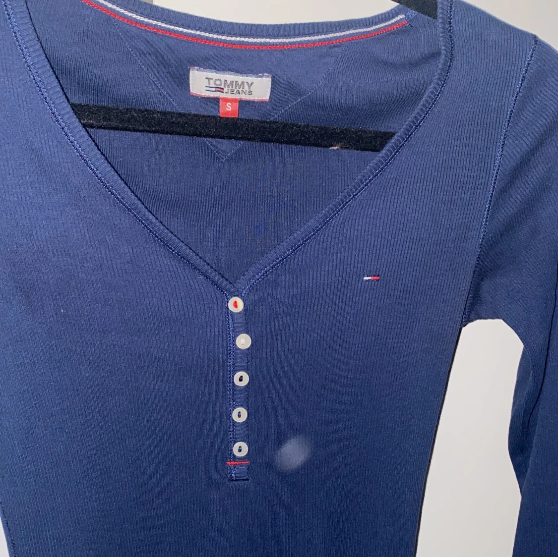 Mörkblå långärmad topp från Tommy Jeans - 1