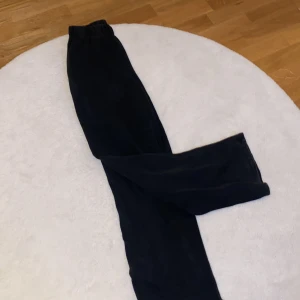 Svarta mjukisbyxor  - Svarta mjukisbyxor med resår i midjan. Perfekta för en avslappnad stil och sköna att ha på sig. Tillverkade i mjukt bomullsmaterial som känns bekvämt mot huden.